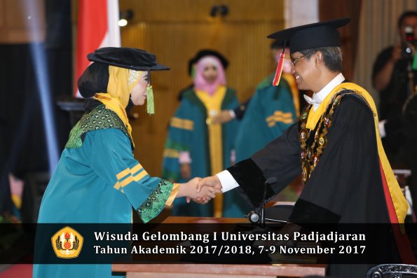 Wisuda Unpad Gel I TA 2017_2018  Fakultas kedokteran oleh Rektor 030