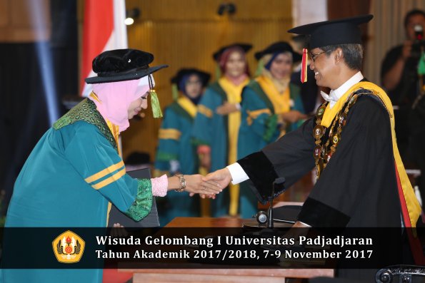 Wisuda Unpad Gel I TA 2017_2018  Fakultas kedokteran oleh Rektor 032