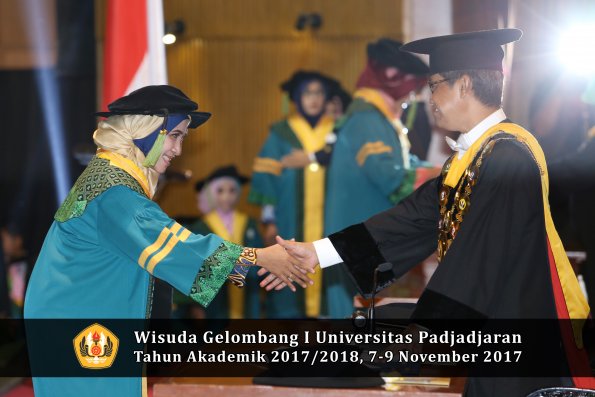 Wisuda Unpad Gel I TA 2017_2018  Fakultas kedokteran oleh Rektor 033