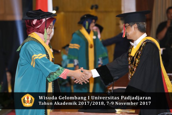 Wisuda Unpad Gel I TA 2017_2018  Fakultas kedokteran oleh Rektor 034