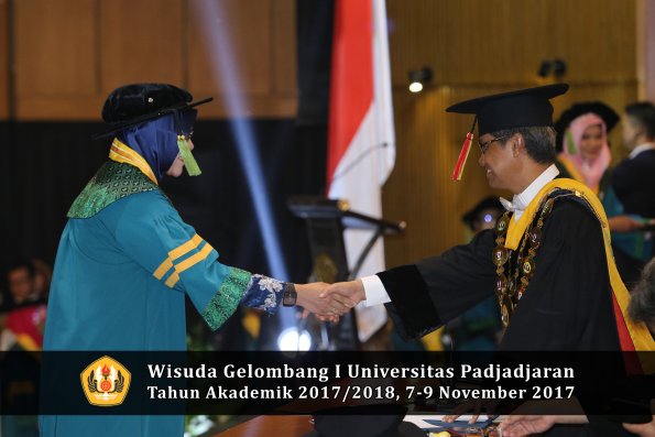 Wisuda Unpad Gel I TA 2017_2018  Fakultas kedokteran oleh Rektor 035