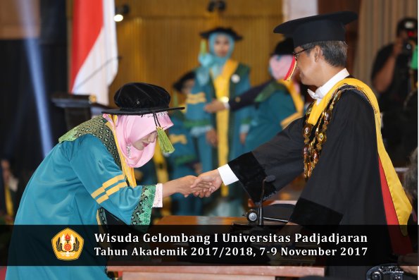 Wisuda Unpad Gel I TA 2017_2018  Fakultas kedokteran oleh Rektor 036