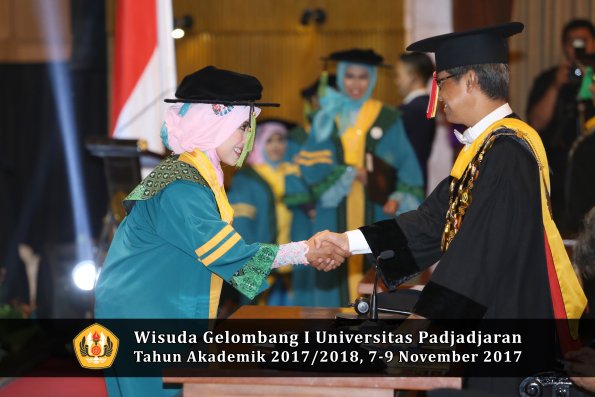 Wisuda Unpad Gel I TA 2017_2018  Fakultas kedokteran oleh Rektor 037