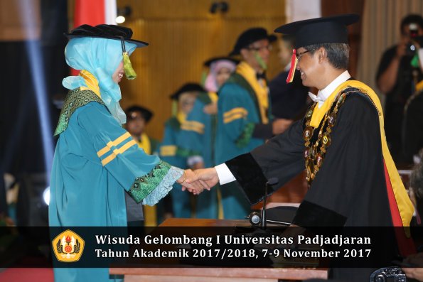 Wisuda Unpad Gel I TA 2017_2018  Fakultas kedokteran oleh Rektor 038