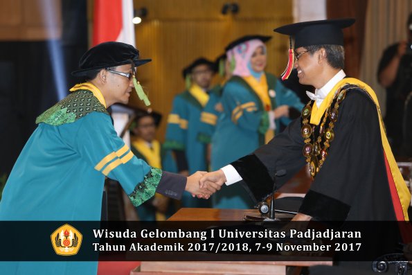Wisuda Unpad Gel I TA 2017_2018  Fakultas kedokteran oleh Rektor 039
