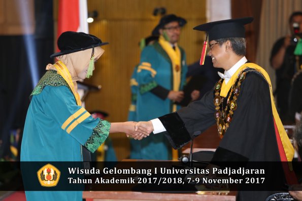 Wisuda Unpad Gel I TA 2017_2018  Fakultas kedokteran oleh Rektor 041