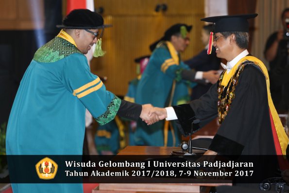 Wisuda Unpad Gel I TA 2017_2018  Fakultas kedokteran oleh Rektor 042