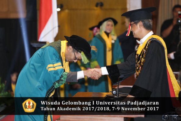 Wisuda Unpad Gel I TA 2017_2018  Fakultas kedokteran oleh Rektor 043