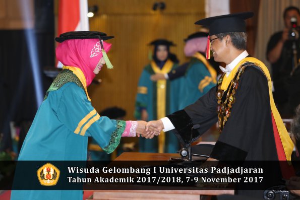 Wisuda Unpad Gel I TA 2017_2018  Fakultas kedokteran oleh Rektor 045