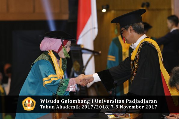 Wisuda Unpad Gel I TA 2017_2018  Fakultas kedokteran oleh Rektor 046