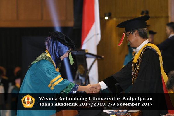 Wisuda Unpad Gel I TA 2017_2018  Fakultas kedokteran oleh Rektor 047