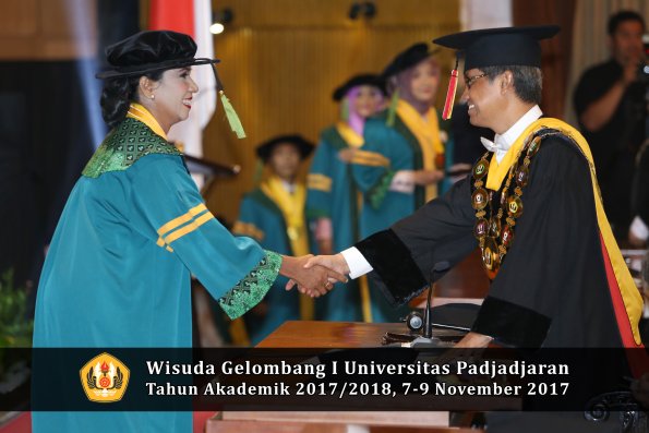 Wisuda Unpad Gel I TA 2017_2018  Fakultas kedokteran oleh Rektor 048
