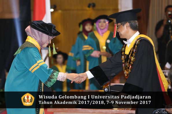 Wisuda Unpad Gel I TA 2017_2018  Fakultas kedokteran oleh Rektor 049