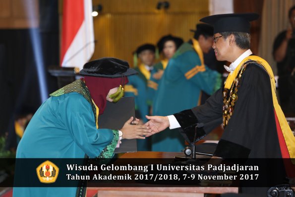 Wisuda Unpad Gel I TA 2017_2018  Fakultas kedokteran oleh Rektor 051
