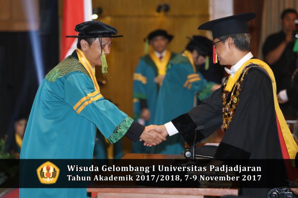 Wisuda Unpad Gel I TA 2017_2018  Fakultas kedokteran oleh Rektor 052