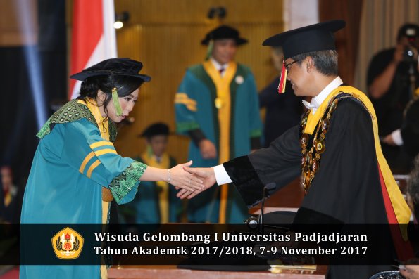 Wisuda Unpad Gel I TA 2017_2018  Fakultas kedokteran oleh Rektor 053