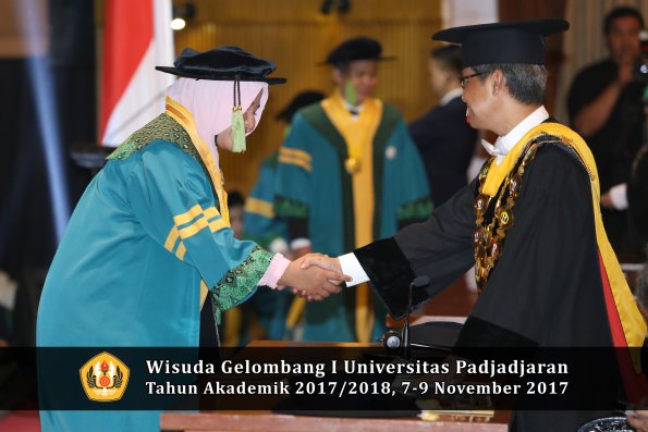 Wisuda Unpad Gel I TA 2017_2018  Fakultas kedokteran oleh Rektor 055