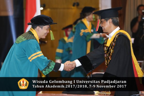 Wisuda Unpad Gel I TA 2017_2018  Fakultas kedokteran oleh Rektor 056