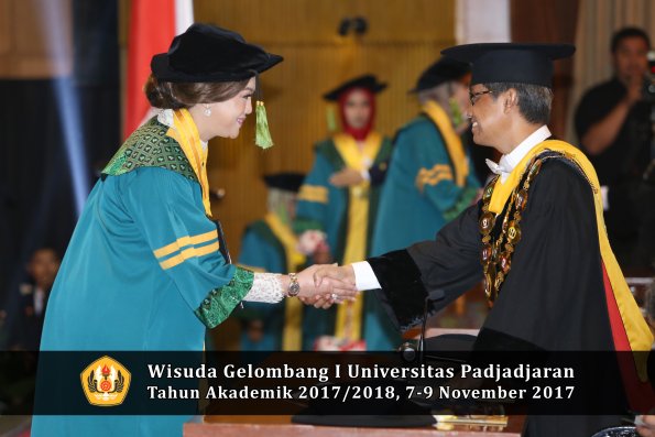 Wisuda Unpad Gel I TA 2017_2018  Fakultas kedokteran oleh Rektor 057