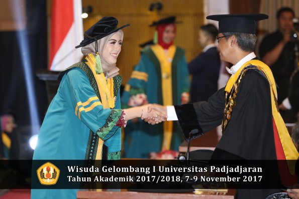 Wisuda Unpad Gel I TA 2017_2018  Fakultas kedokteran oleh Rektor 058