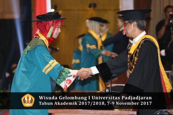 Wisuda Unpad Gel I TA 2017_2018  Fakultas kedokteran oleh Rektor 059