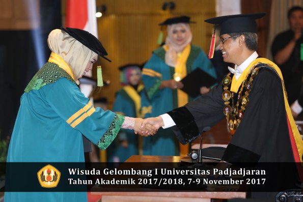 Wisuda Unpad Gel I TA 2017_2018  Fakultas kedokteran oleh Rektor 060