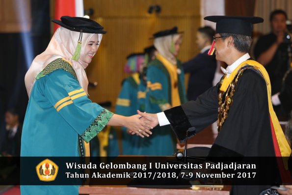 Wisuda Unpad Gel I TA 2017_2018  Fakultas kedokteran oleh Rektor 061