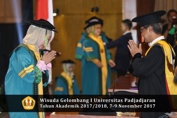 Wisuda Unpad Gel I TA 2017_2018  Fakultas kedokteran oleh Rektor 065