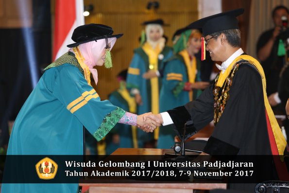Wisuda Unpad Gel I TA 2017_2018  Fakultas kedokteran oleh Rektor 067