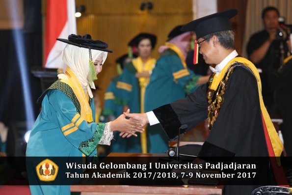 Wisuda Unpad Gel I TA 2017_2018  Fakultas kedokteran oleh Rektor 069