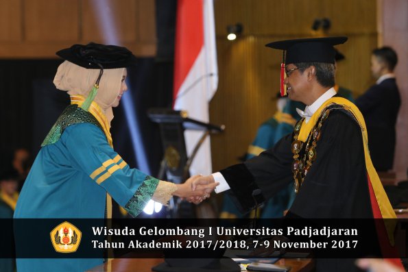 Wisuda Unpad Gel I TA 2017_2018  Fakultas kedokteran oleh Rektor 073