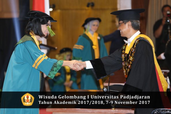 Wisuda Unpad Gel I TA 2017_2018  Fakultas kedokteran oleh Rektor 077