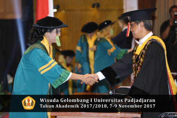 Wisuda Unpad Gel I TA 2017_2018  Fakultas kedokteran oleh Rektor 079