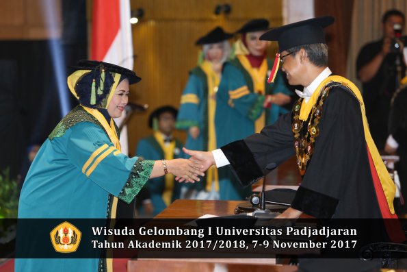 Wisuda Unpad Gel I TA 2017_2018  Fakultas kedokteran oleh Rektor 082