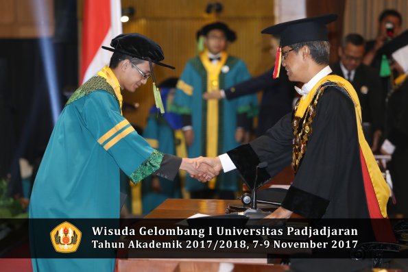 Wisuda Unpad Gel I TA 2017_2018  Fakultas kedokteran oleh Rektor 085