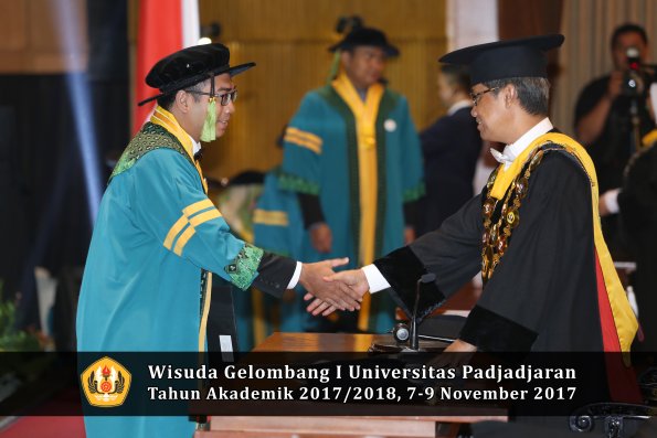 Wisuda Unpad Gel I TA 2017_2018  Fakultas kedokteran oleh Rektor 086