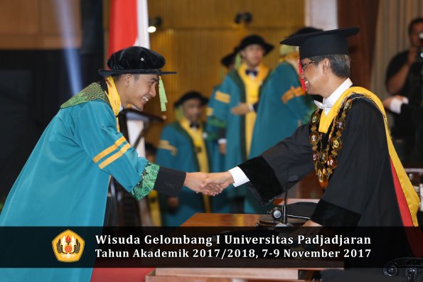 Wisuda Unpad Gel I TA 2017_2018  Fakultas kedokteran oleh Rektor 089