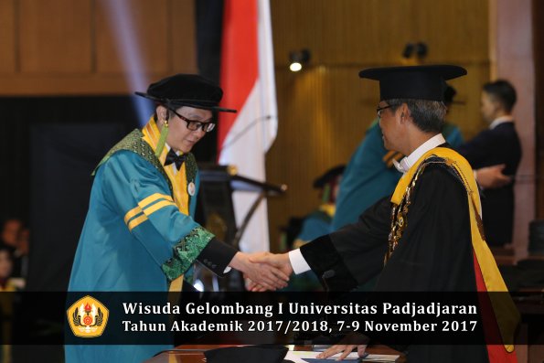 Wisuda Unpad Gel I TA 2017_2018  Fakultas kedokteran oleh Rektor 092