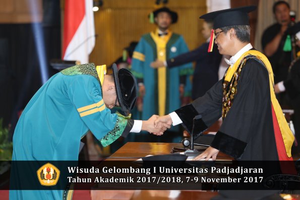 Wisuda Unpad Gel I TA 2017_2018  Fakultas kedokteran oleh Rektor 094