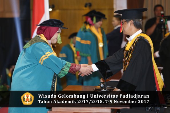 Wisuda Unpad Gel I TA 2017_2018  Fakultas kedokteran oleh Rektor 096