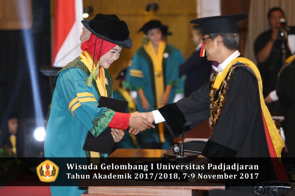 Wisuda Unpad Gel I TA 2017_2018  Fakultas kedokteran oleh Rektor 098