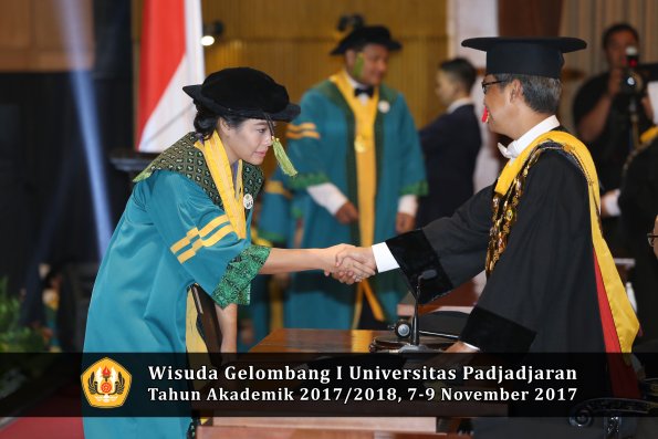 Wisuda Unpad Gel I TA 2017_2018  Fakultas kedokteran oleh Rektor 099