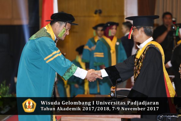 Wisuda Unpad Gel I TA 2017_2018  Fakultas kedokteran oleh Rektor 100