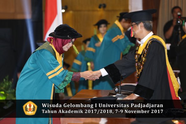 Wisuda Unpad Gel I TA 2017_2018  Fakultas kedokteran oleh Rektor 101