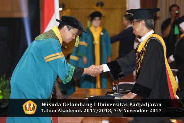 Wisuda Unpad Gel I TA 2017_2018  Fakultas kedokteran oleh Rektor 102
