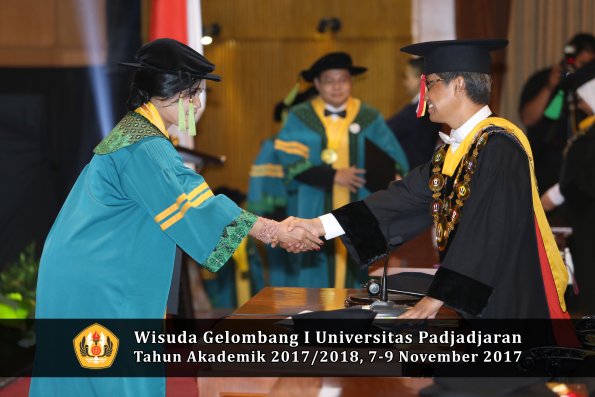 Wisuda Unpad Gel I TA 2017_2018  Fakultas kedokteran oleh Rektor 103