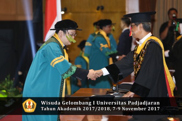 Wisuda Unpad Gel I TA 2017_2018  Fakultas kedokteran oleh Rektor 104