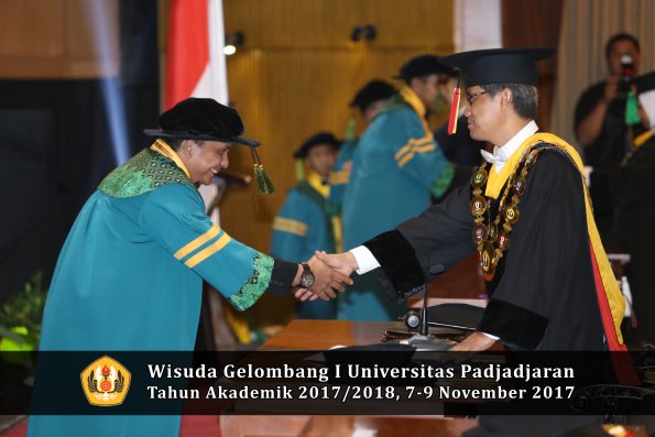 Wisuda Unpad Gel I TA 2017_2018  Fakultas kedokteran oleh Rektor 105