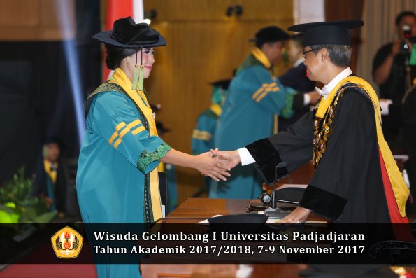 Wisuda Unpad Gel I TA 2017_2018  Fakultas kedokteran oleh Rektor 107