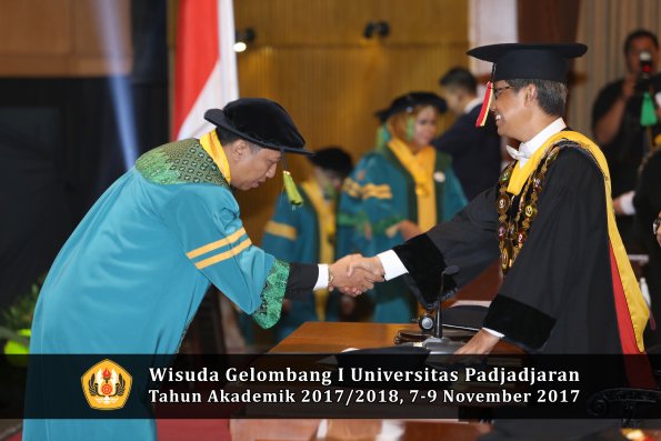 Wisuda Unpad Gel I TA 2017_2018  Fakultas kedokteran oleh Rektor 108